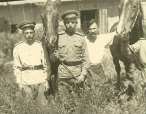 Ординарец Васыль (в центре), командир Зозуля (справа)